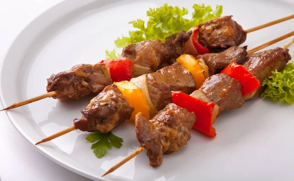 Kebabs: carne y verduras a la parrilla —  Fotos de Stock