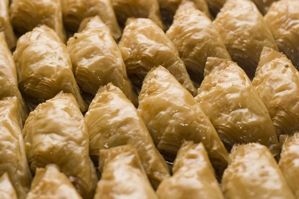 Morceaux de pahlava au dessert oriental à feuilles caduques traditionnel turc ou arabe, baklava . — Photo