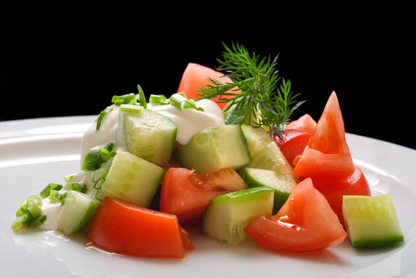 Ensalada con crema agria, cebollas, tomates y pepinos, primer plano — Foto de Stock