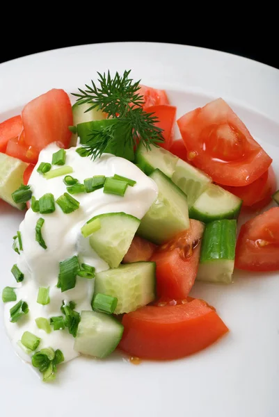 Ensalada con crema agria, cebollas, tomates y pepinos, primer plano — Foto de Stock
