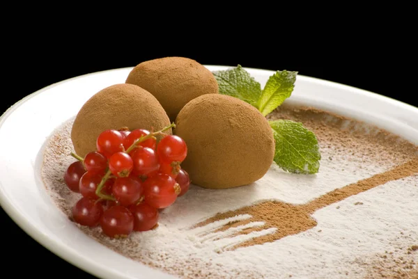 Dulces de trufa de chocolate con cacao orgánico en un plato blanco — Foto de Stock