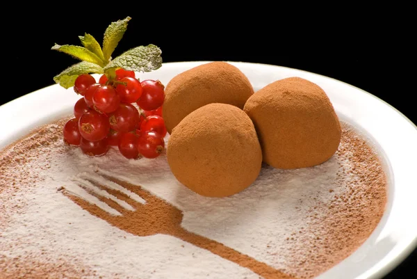 Dulces de trufa de chocolate con cacao orgánico en un plato blanco — Foto de Stock