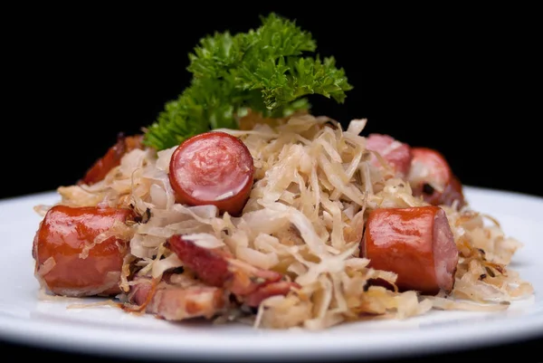 Alemán, Polaco, plato de cocina austriaca, Bigos - repollo guisado con carne y salchichas —  Fotos de Stock