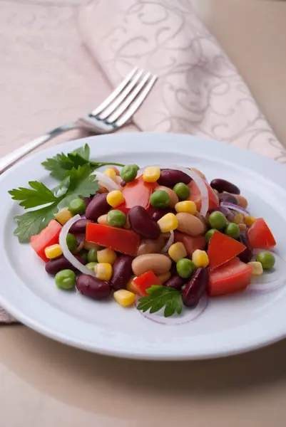 Ensalada saludable de frijoles y maíz en un plato blanco — Foto de Stock