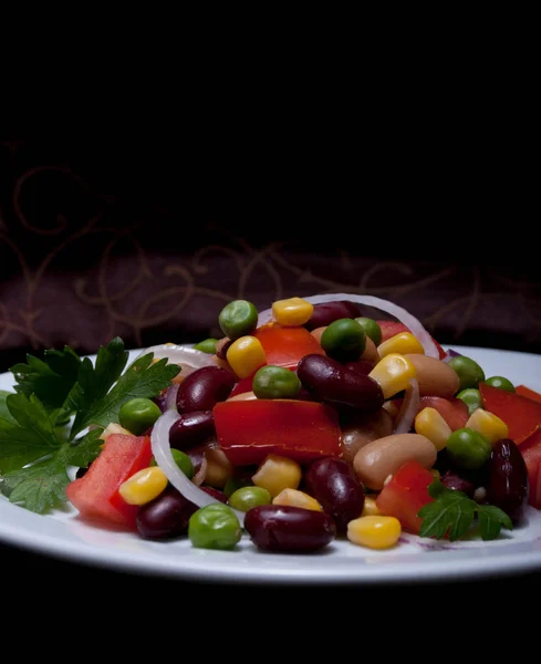 Ensalada saludable de frijoles y maíz en un plato blanco — Foto de Stock