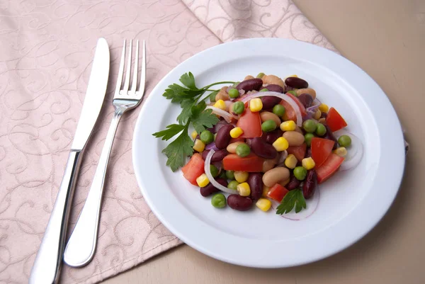 Ensalada saludable de frijoles y maíz en un plato blanco — Foto de Stock