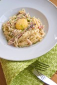 Tradiční italská těstovinová pasta se slaninou, vaječným žloutku, sýrem.