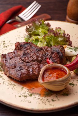 Suace ve vagetables ile iyi yapılmış biftek. Restoran menüsü için yemek fotoğrafı.