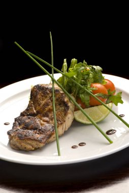 Suace ve vagetables ile iyi yapılmış biftek. Restoran menüsü için yemek fotoğrafı.