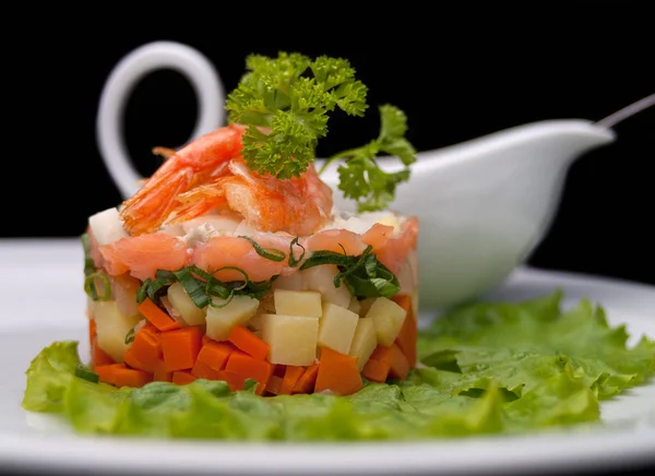 Olivier salát s krevetami, vejci a zeleninou na bílém talíři — Stock fotografie