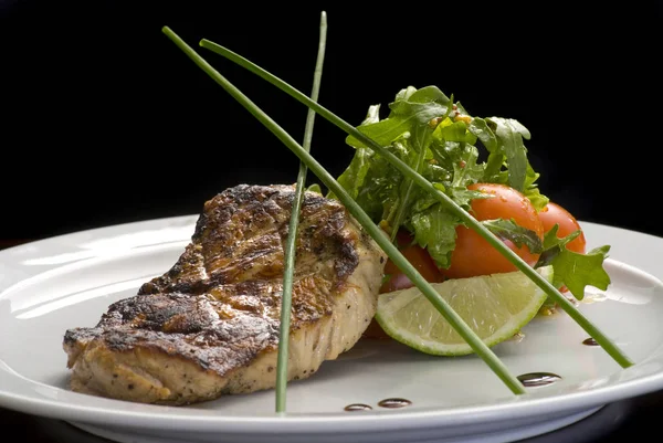 Dobře udělený steak se suky a vagetables. Jídelní lístek pro jídelníček. — Stock fotografie