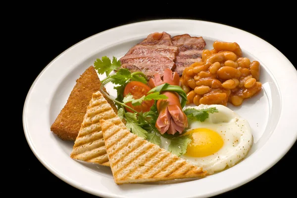 Английский завтрак: яичница, бекон, бобы и тосты на тарелке . — стоковое фото