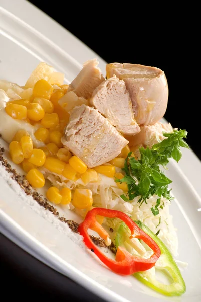 Kuřecí maso s kukuřicí, pepřem, majonézou a omáčkami na bílém talíři — Stock fotografie