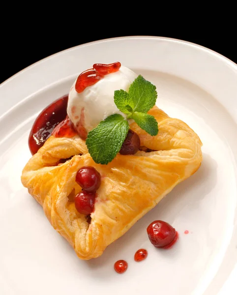 Photo of delicious puff pastry with berries and ice cream — Stock Photo, Image