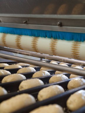 Fırında ekmek pişirme tatlısı. Fırında üretim fırını. Ekmek imalatı.