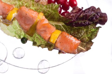 Cam taşlı şeffaf bir tabak dekoraton üzerinde beyaz bir arka plan üzerinde pirinç ve sebze ile Tavuk kebap