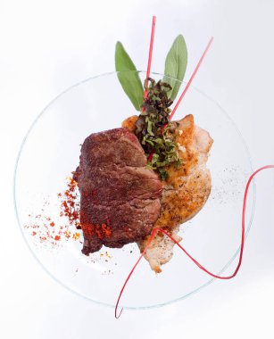 Şeffaf tabakta et biftek ve otlar ile ızgara Tavuk göğsü ve Domuz pirzolası