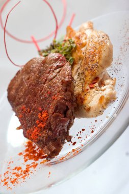 Şeffaf tabakta et biftek ve otlar ile ızgara Tavuk göğsü ve Domuz pirzolası