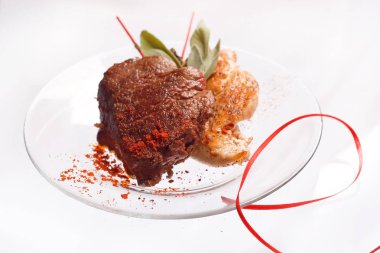 Şeffaf tabakta et biftek ve otlar ile ızgara Tavuk göğsü ve Domuz pirzolası