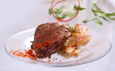 Şeffaf tabakta et biftek ve otlar ile ızgara Tavuk göğsü ve Domuz pirzolası