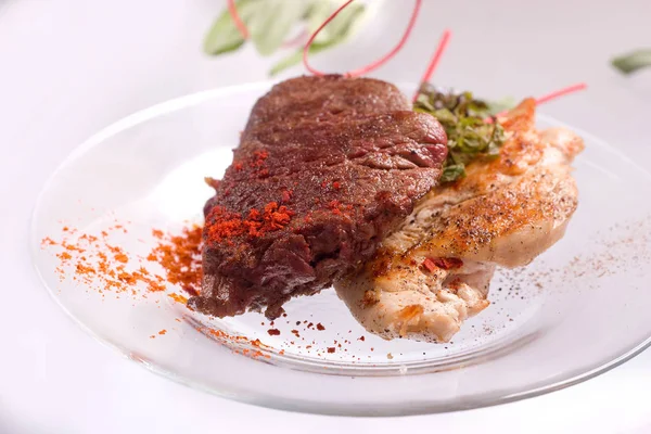 Şeffaf tabakta et biftek ve otlar ile ızgara Tavuk göğsü ve Domuz pirzolası