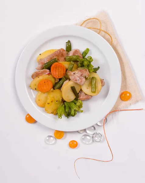 Домашний кусок стейка с вареной брокколи и морковью, жареный картофель — стоковое фото