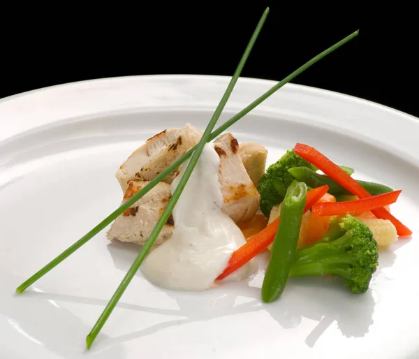 Kuřecí řízek, Dušená zelenina a jogurtovou omáčkou na desku, detail — Stock fotografie