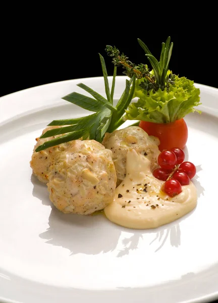 एक प्लेट पर सॉस और लाल मूंगफली के साथ आहार भाप meatballs — स्टॉक फ़ोटो, इमेज