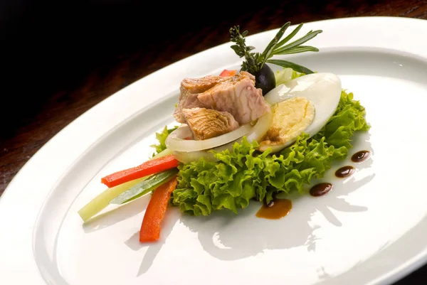Salát z čerstvé zeleniny, vajec, konzerv z ryb a oliv — Stock fotografie