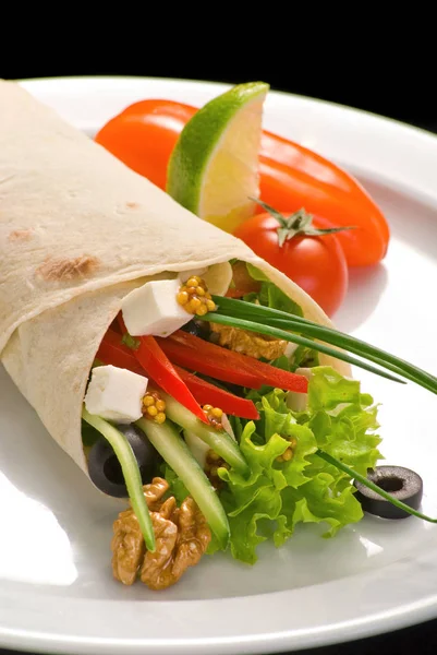 Galinha doner kebab e legumes frescos em rolo de pão pita lavash — Fotografia de Stock