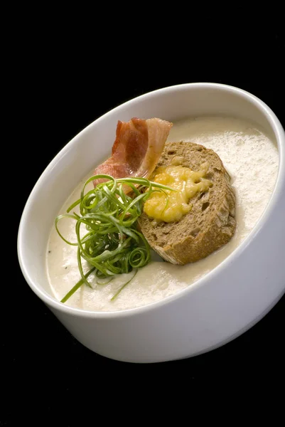 Puré de sopa, sopa de crema amarilla con jamón y croutons, pan seco. — Foto de Stock