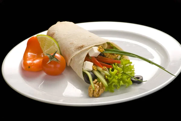 Pollo doner kebab y verduras frescas en rollo de pan de pita lavash —  Fotos de Stock