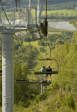 İnsanlarla yaz dağ teleferik 