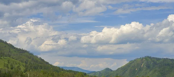 Bel Cielo Nuvoloso Paesaggio Con Montagne — Foto Stock