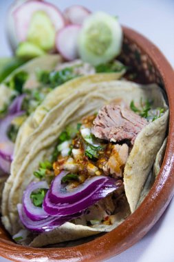 Lezzetli ve orjinal Meksika carnitas tacoları.