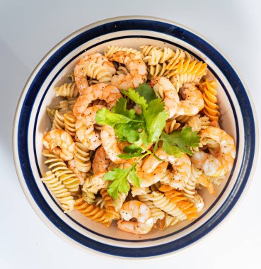 Tereyağlı makarna ile lezzetli karides yemeği