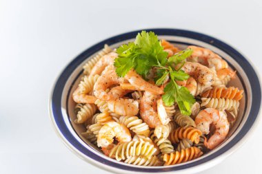 Tereyağlı makarna ile lezzetli karides yemeği