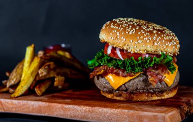 Pastırmalı ve peynirli Burger.