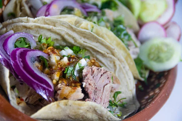 Lezzetli ve orjinal Meksika carnitas tacoları.