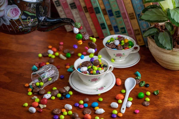 Bir kaç fincanda zıplayan bir sürü şeker.