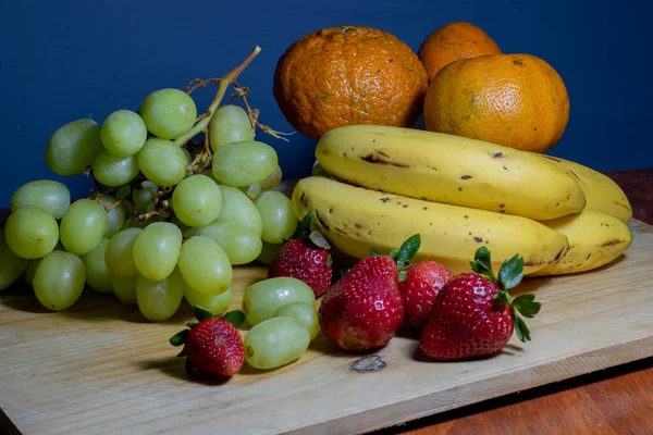 Tahta bir masada taze meyveler