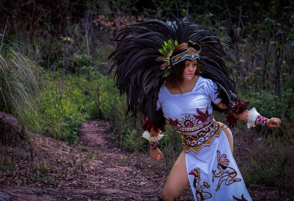 Bela Mulher Mexicana Vestindo Traje Pré Hispânico — Fotografia de Stock