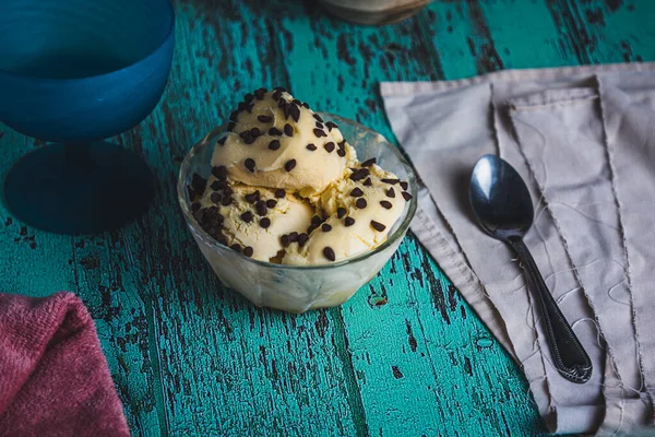 Delicious Vanilla Ice Cream Chocolate Chips Dessert — Stock Photo, Image