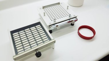 Beyaz Kapsüller bileşik 