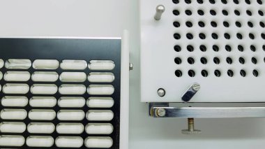 Beyaz Kapsüller bileşik 