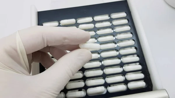 Beyaz Kapsüller bileşik 