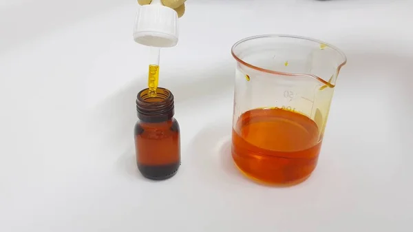 Manipuler l'huile de églantier — Photo