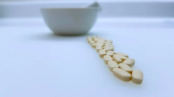 Tabletten und Mörtel — Stockfoto