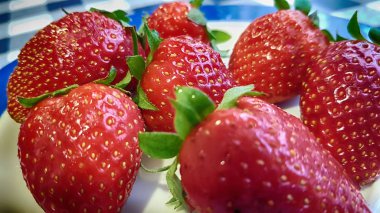 Bir tabakta birkaç çilek