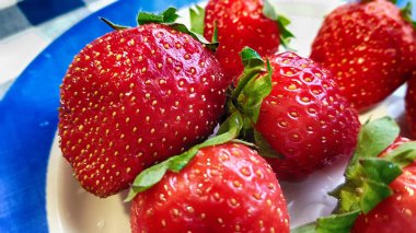 Bir tabakta birkaç çilek